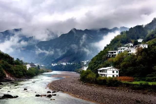 跨湖桥遗址发现的漆木弓,造型精美,但是挖掘出时并不知它的用途